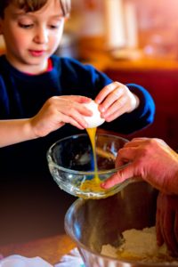 enfant qui fait la cuisine